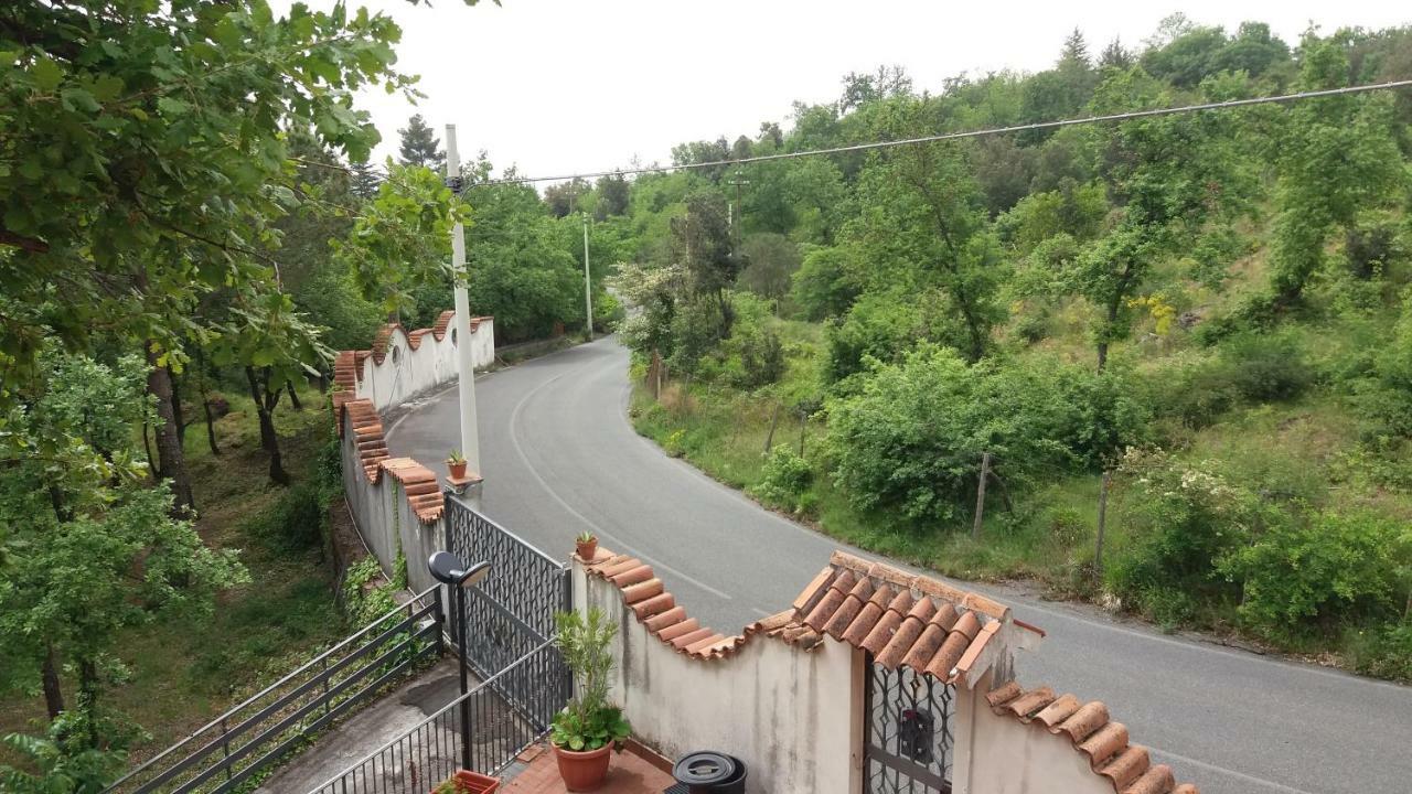 B&B Le Tre Rose Di Maria Pedara Buitenkant foto
